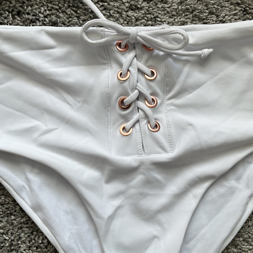 White one shoulder two piece bathing suit - Picture 3 of 8